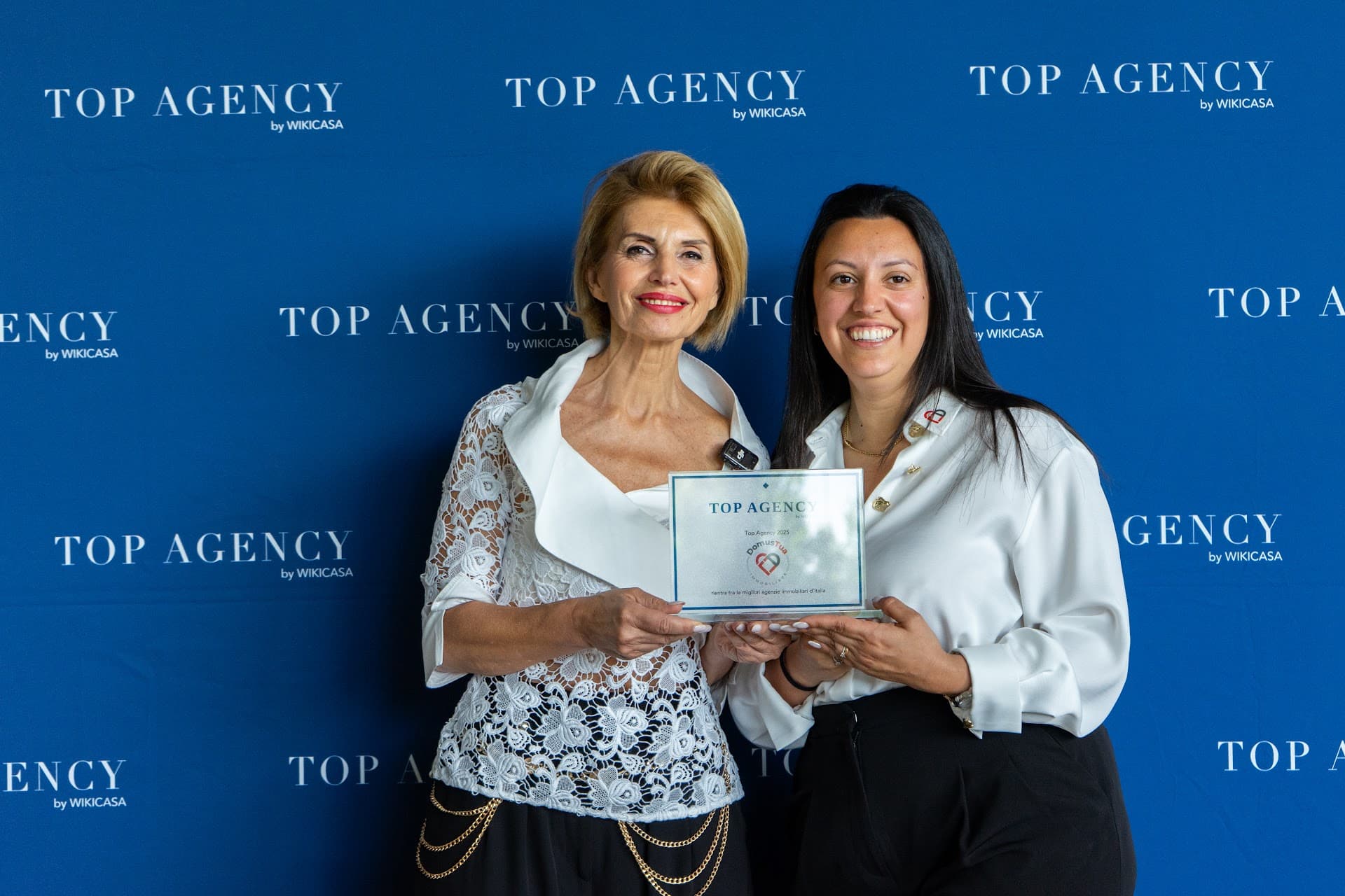 Raffaela Rizza con il riconoscimento TOP AGENCY